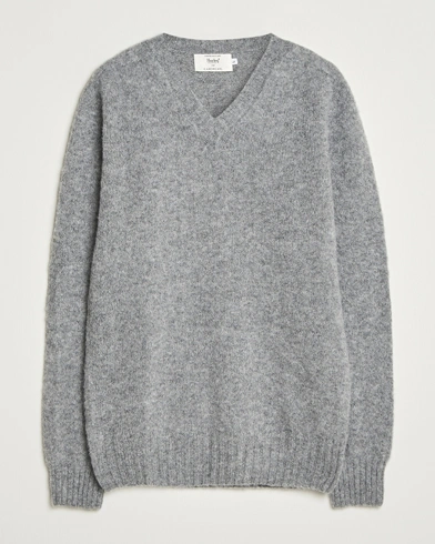 Harley Of Scotland for Care of Carl Harley Of Scotland Brushed Supersoft Lambswool V-Neck Mid Grey – Gris