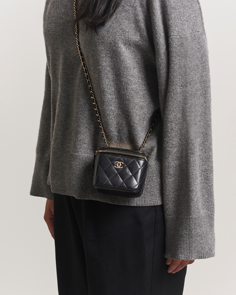 Homme | Chanel Pre-Owned Vanity Chain Shoulder Bag Lambskin Matelassé Black | Chanel Pre-Owned | Vanity Chain Shoulder Bag Lambskin Matelassé Black