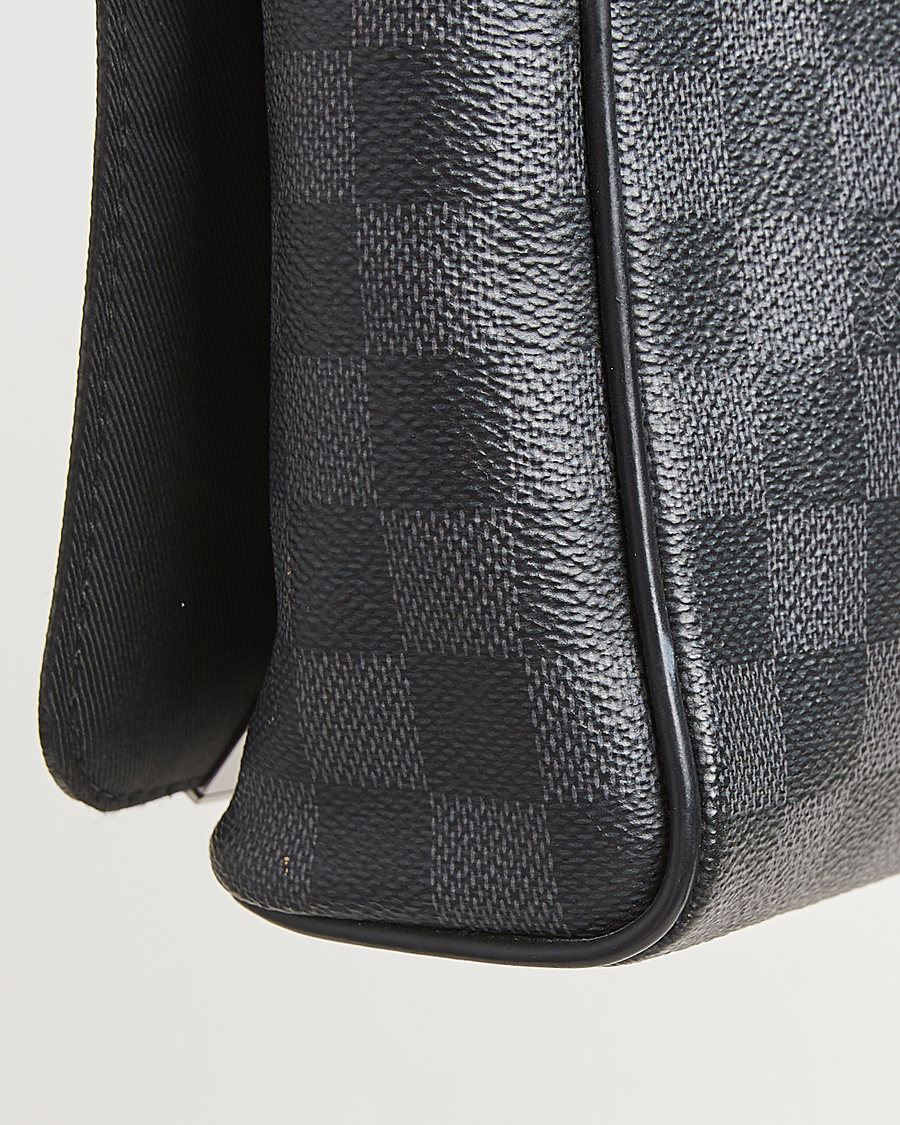 Homme | Louis Vuitton Pre-Owned District PM Messenger Bag Damier Graphite | Louis Vuitton Pre-Owned | District PM Messenger Bag Damier Graphite