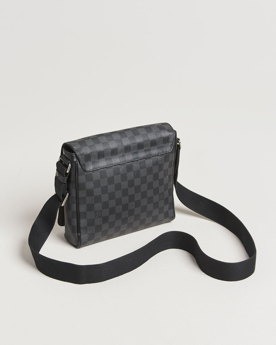 Homme | Louis Vuitton Pre-Owned District PM Messenger Bag Damier Graphite | Louis Vuitton Pre-Owned | District PM Messenger Bag Damier Graphite
