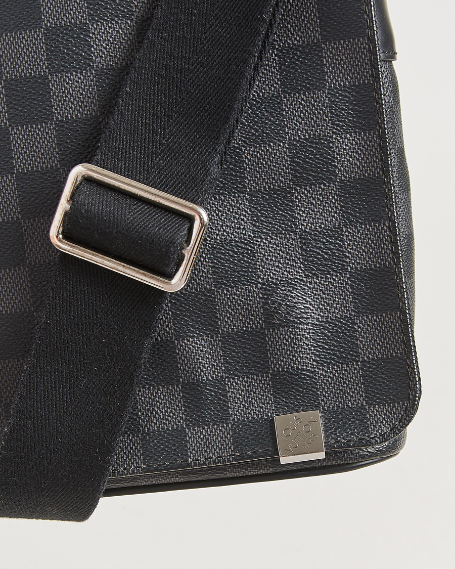 Homme | Louis Vuitton Pre-Owned District PM Messenger Bag Damier Graphite | Louis Vuitton Pre-Owned | District PM Messenger Bag Damier Graphite
