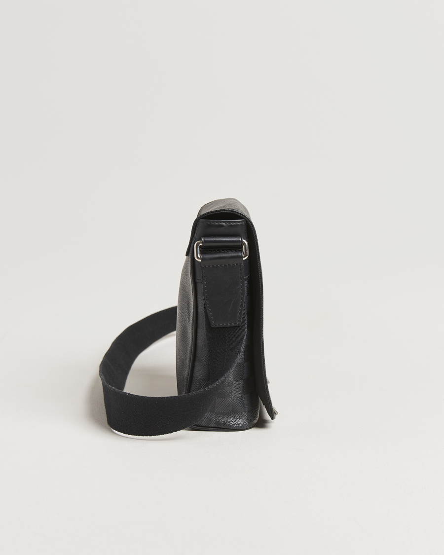 Homme | Louis Vuitton Pre-Owned District PM Messenger Bag Damier Graphite | Louis Vuitton Pre-Owned | District PM Messenger Bag Damier Graphite