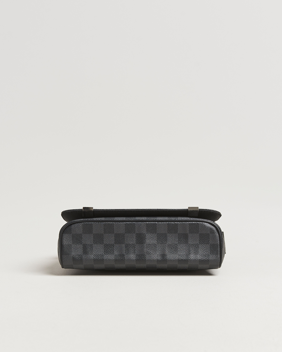 Homme | Louis Vuitton Pre-Owned District PM Messenger Bag Damier Graphite | Louis Vuitton Pre-Owned | District PM Messenger Bag Damier Graphite