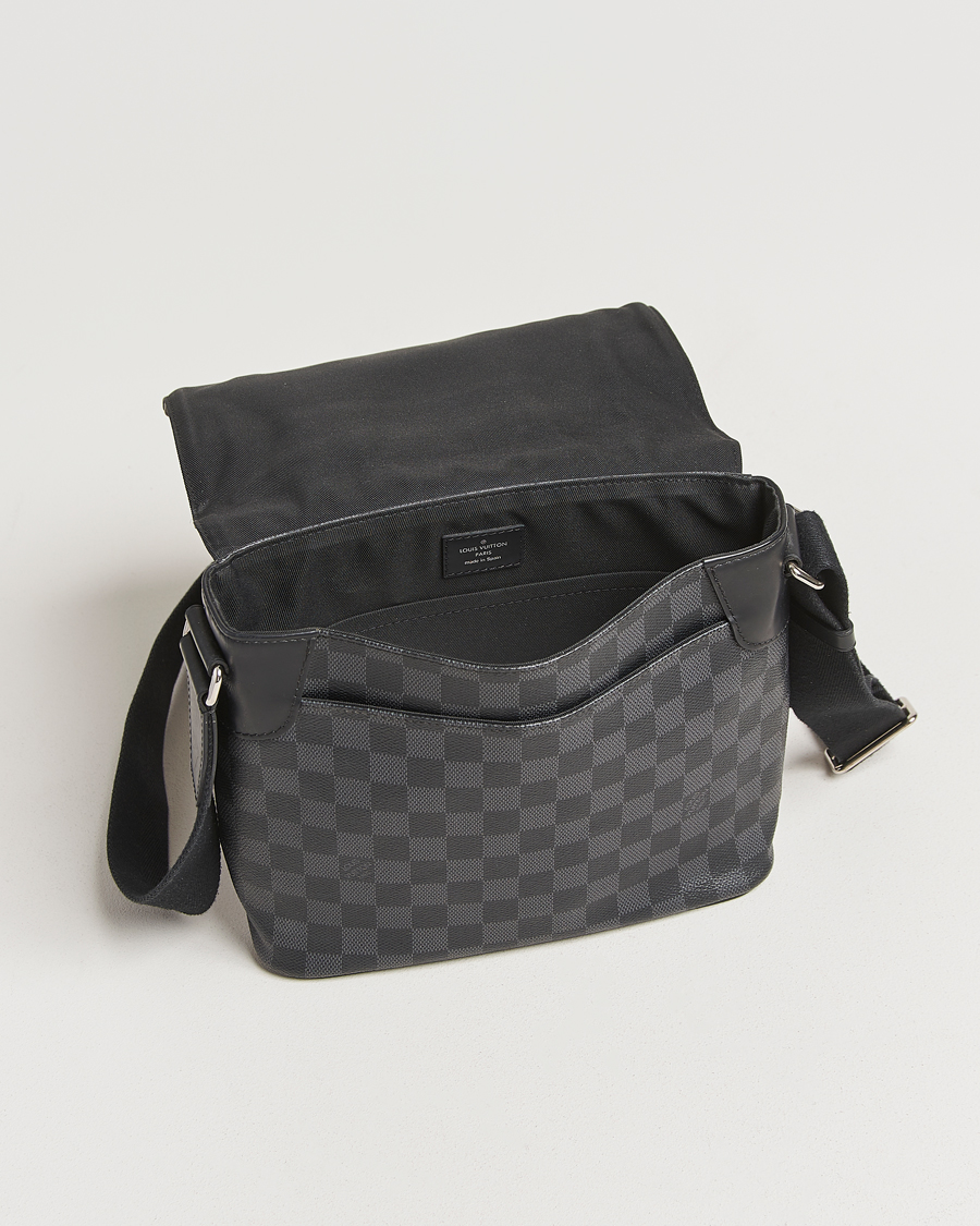 Homme | Louis Vuitton Pre-Owned District PM Messenger Bag Damier Graphite | Louis Vuitton Pre-Owned | District PM Messenger Bag Damier Graphite