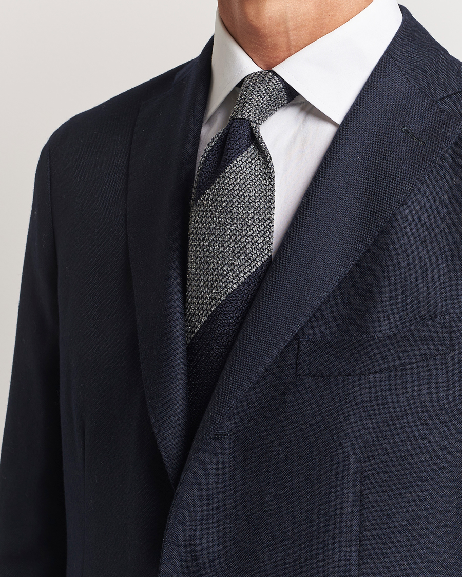 Homme |  | Amanda Christensen | Silk/Wool Striped 8cm Tie Navy/Grey