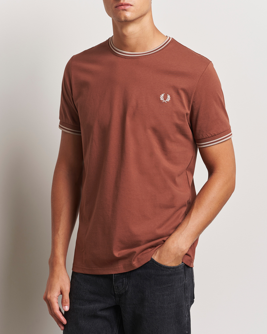 Homme |  | Fred Perry | Twin Tipped T-Shirt Whiskey Brown