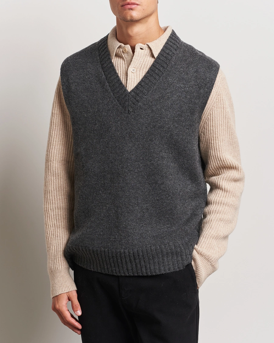 Homme |  | A Day\'s March | Wigtown Lambswool V-Neck Vest Charcoal