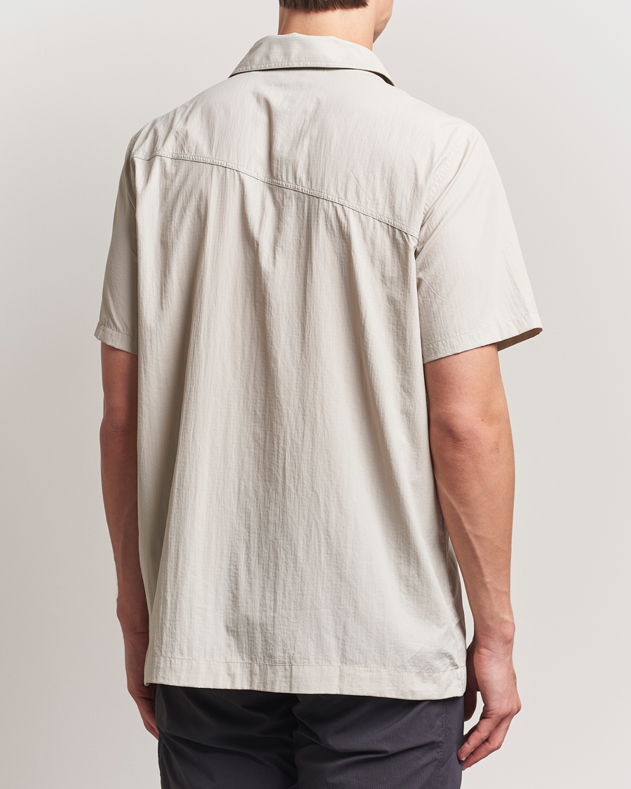 Homme | Chemises | Klättermusen | Syn Short Sleeve Function Shirt Silver Creme