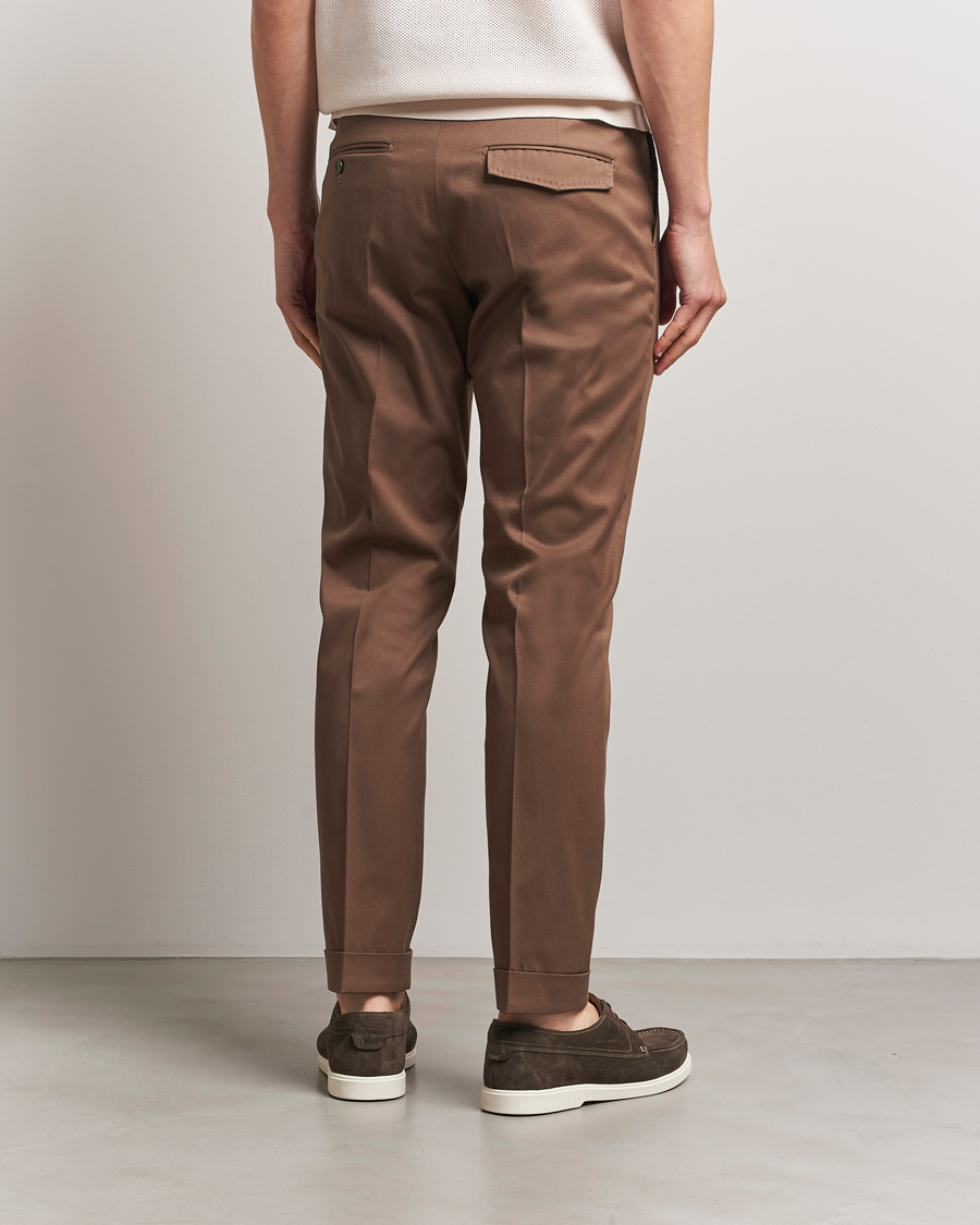 Homme | Pantalons | Tiger of Sweden | Tenuta Pleated Cotton Trousers Warm Brown