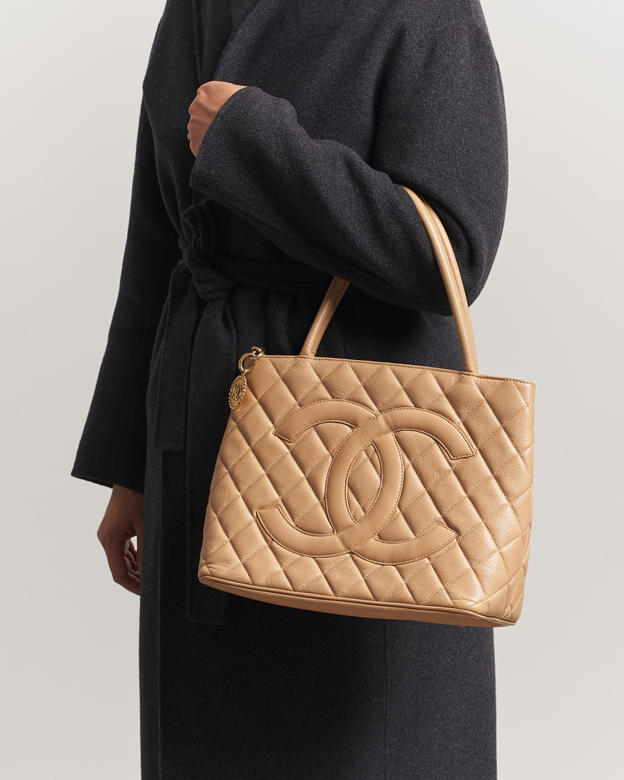 Homme | Chanel Pre-Owned Medallion Tote Bag Caviar Beige | Chanel Pre-Owned | Medallion Tote Bag Caviar Beige